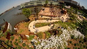 FOTO Parcul plutitor care a întrecut aşteptările locuitorilor din New York