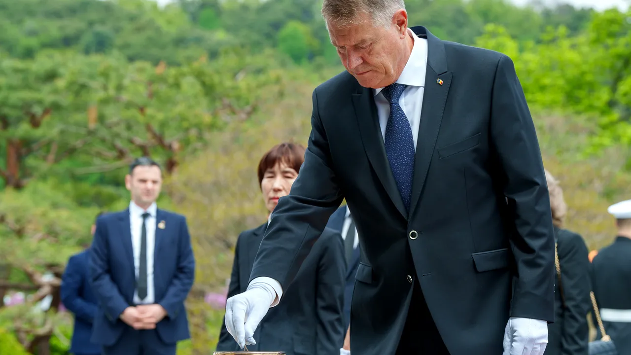 Klaus Iohannis a depus o coroană de flori la Seoul National Cemetery
