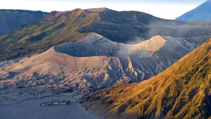 Un avion a dispărut într-o regiune muntoasă din estul Indoneziei