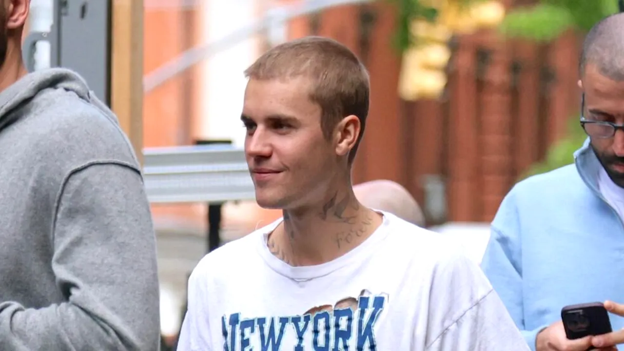 Justin Bieber face furori cu lansarea neașteptată a unui nou album