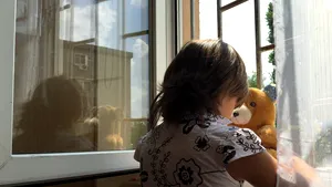 Vaslui: Cei trei copii găsiţi în casă flămânzi şi murdari vor fi scoşi din familie - VIDEO