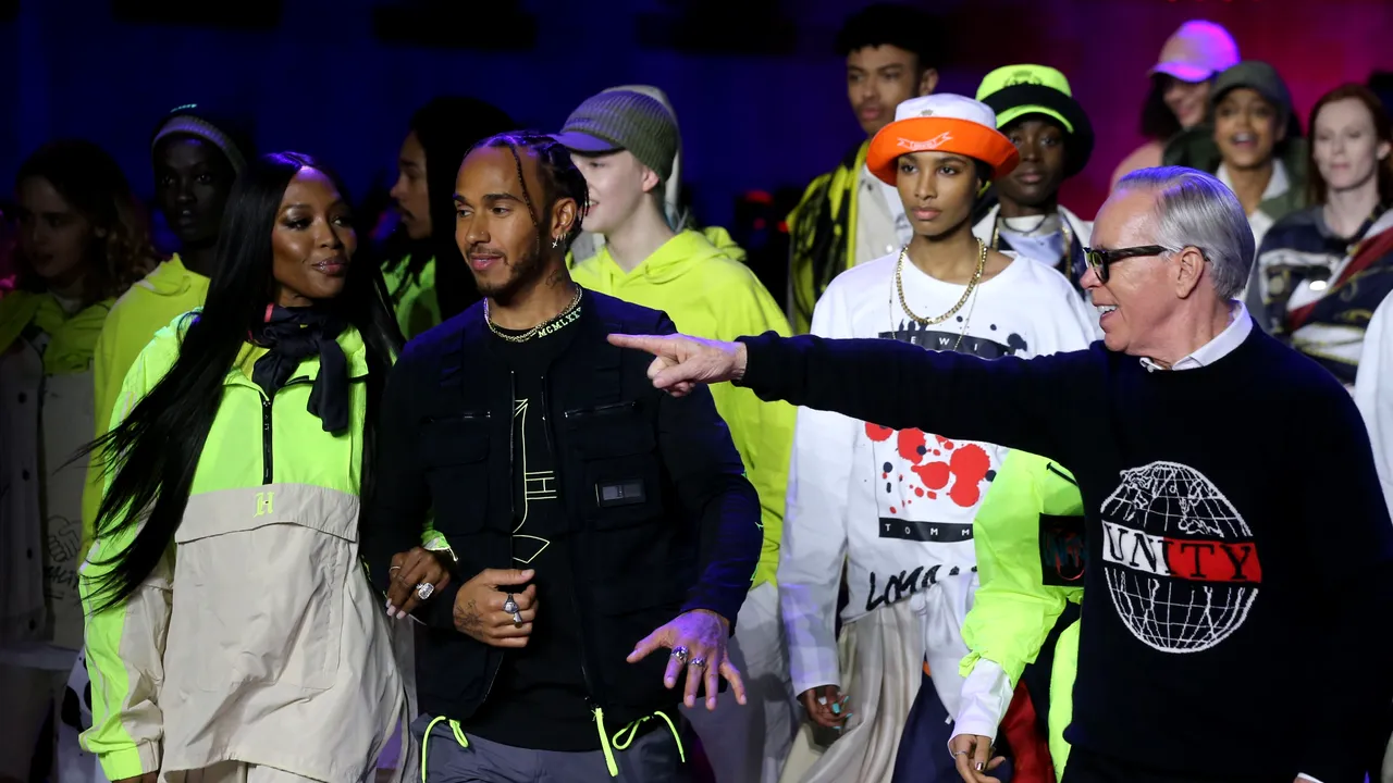 Lewis Hamilton fotografiat alături de Naomi Campbell şi alte vedete la Săptămâna Modei de la Paris