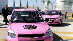 Taxiuri roz conduse de femei, în Mexic