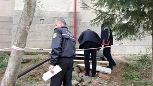 Bloc cu risc de PRĂBUŞIRE. Zeci de persoane au fost evacuate de urgenţă/ UPDATE: Termenul preliminar de aşteptare pentru locatarii evacuaţi - şase luni