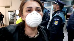 VIDEO. Pasagerii din Italia, aşteptaţi cu „mascaţii” pe Aeroportul Craiova. Toate persoanele aflate la bordul avionului au trecut prin filtre de control