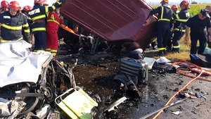 Şapte morţi într-un accident produs pe E85, în Bacău. Un autoturism şi un microbuz s-au ciocnit