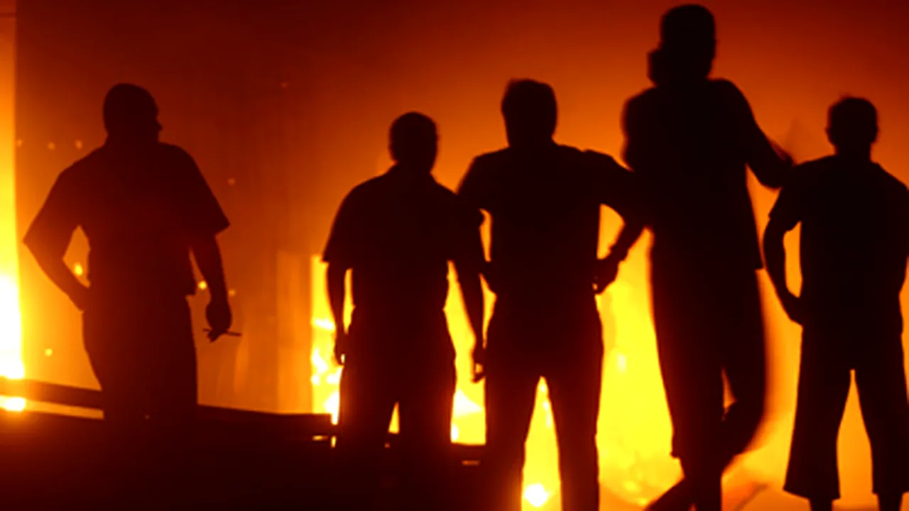 Un incendiu puternic a distrus zeci de standuri ale unui târg din Craiova - VIDEO