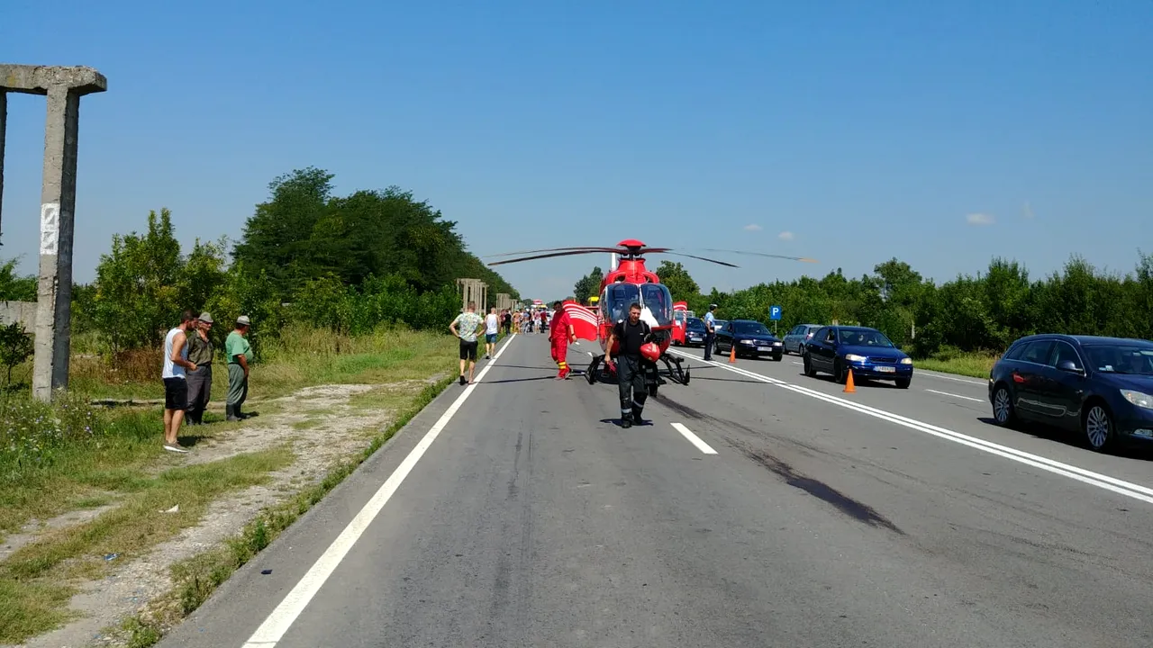 Accident grav în Dolj: Un mort şi doi răniţi în stare critică, după ce o motocicletă şi o maşină s-au ciocnit, apoi au luat foc | FOTO