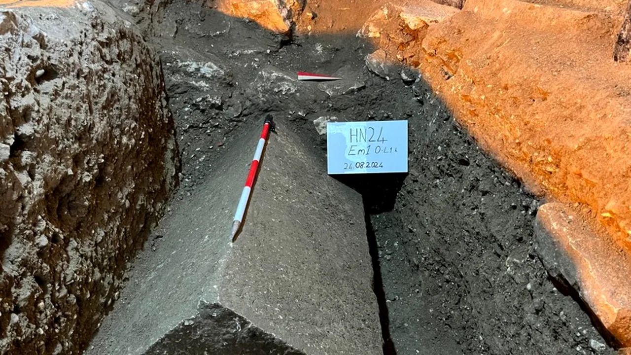 A fost descoperit un sarcofac la Biserica Sf. Nicolae din districtul Demre, Antalya, Turcia