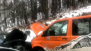 Şapte copii transportaţi la spital, după ce microbuzul în care erau a fost implicat într-un accident. FOTO şi VIDEO