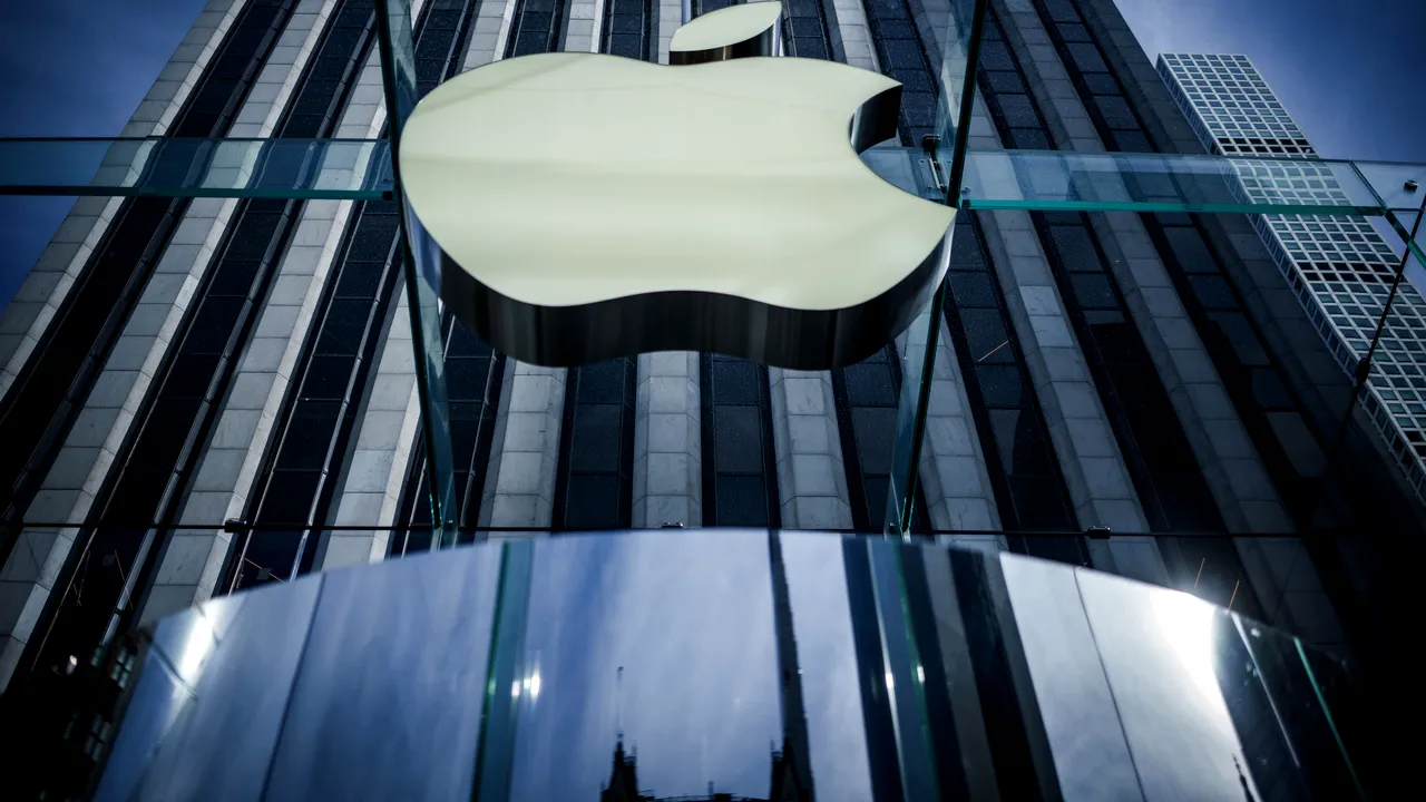 Apple, acuzată că ar încălca drepturilor angajaţilor americani