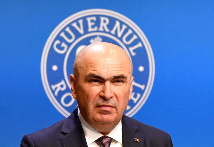 Premierul Ilie Bolojan a prezentat pachetul de măsuri fiscale pentru „corectarea deficitului bugetar”: Cota generală de TVA crește la 21%, pensiile și salariile din domeniul public rămân plafonate, taxe suplimentare pentru bănci