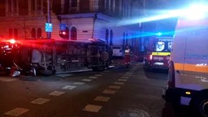 Accident grav în Cluj: Şase persoane rănite, după ce o ambulanţă a fost lovită de un taxi / O adolescentă de 19 ani este în stare gravă
