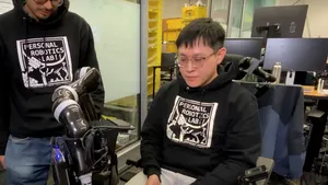 Robotul care hrănește persoanele cu dizabilități, testat cu succes în condiții reale