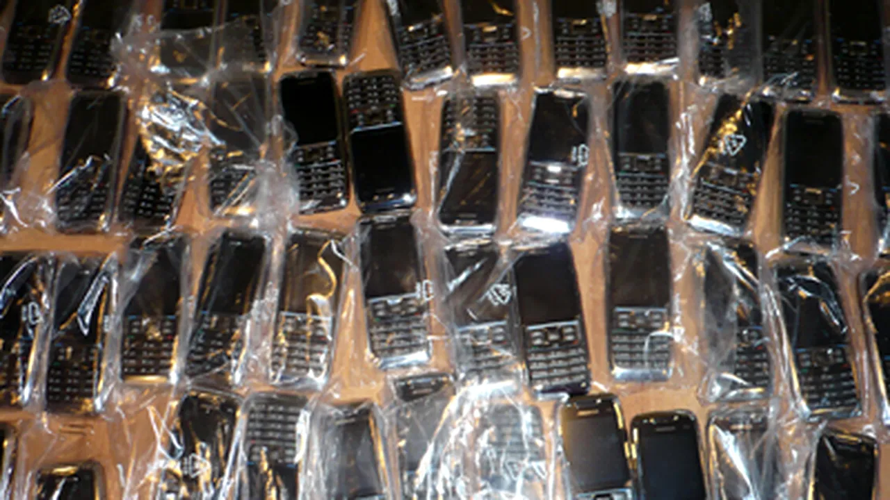 Peste 200 de telefoane mobile, găsite în locuinţa unui comerciant ilegal