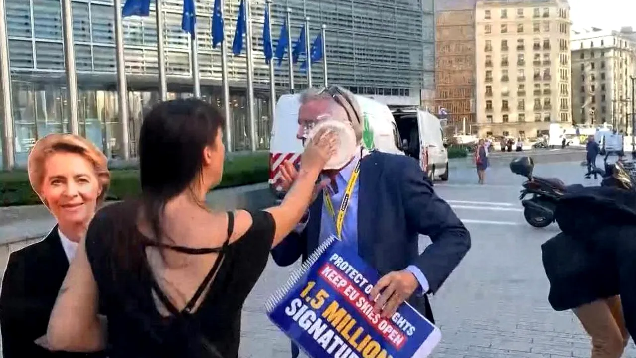 Directorul Ryanair, lovit în faţă cu plăcinte de către două activiste de mediu, la Bruxelles