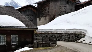 Un sat în care s-au petrecut mai multe crime este invadat de turiștii atrași de mistere