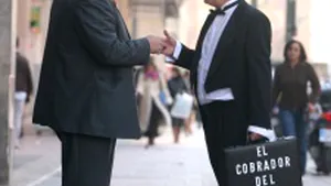 El Cobrador del Frac - vânzătorii de ruşine, afacere de mare succes în Spania ultimilor ani -VIDEO