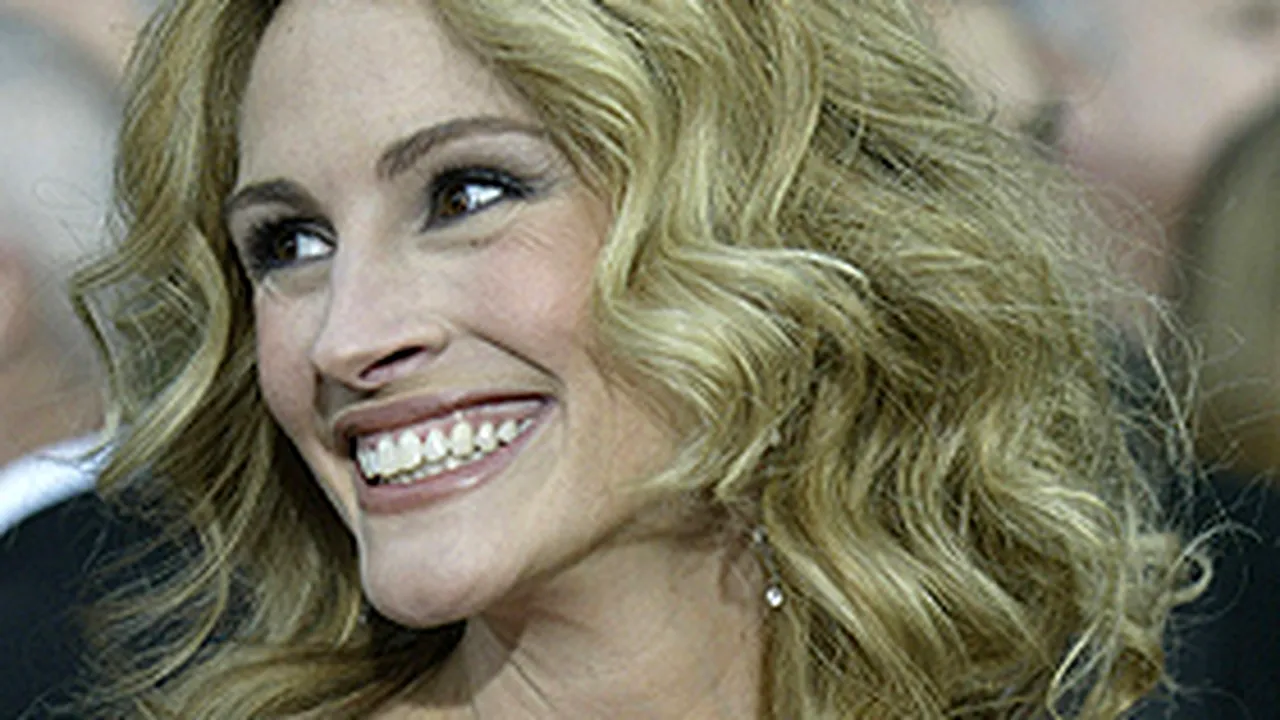 Julia Roberts a creat o brăţară pentru Armani, care va fi vândută în scop caritabil