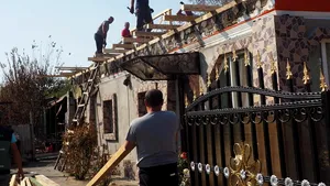 Mobilizare de forţe: Pompieri şi voluntari reconstruiesc casa unei fete de 7 ani care a fost distrusă într-un incendiu - FOTO