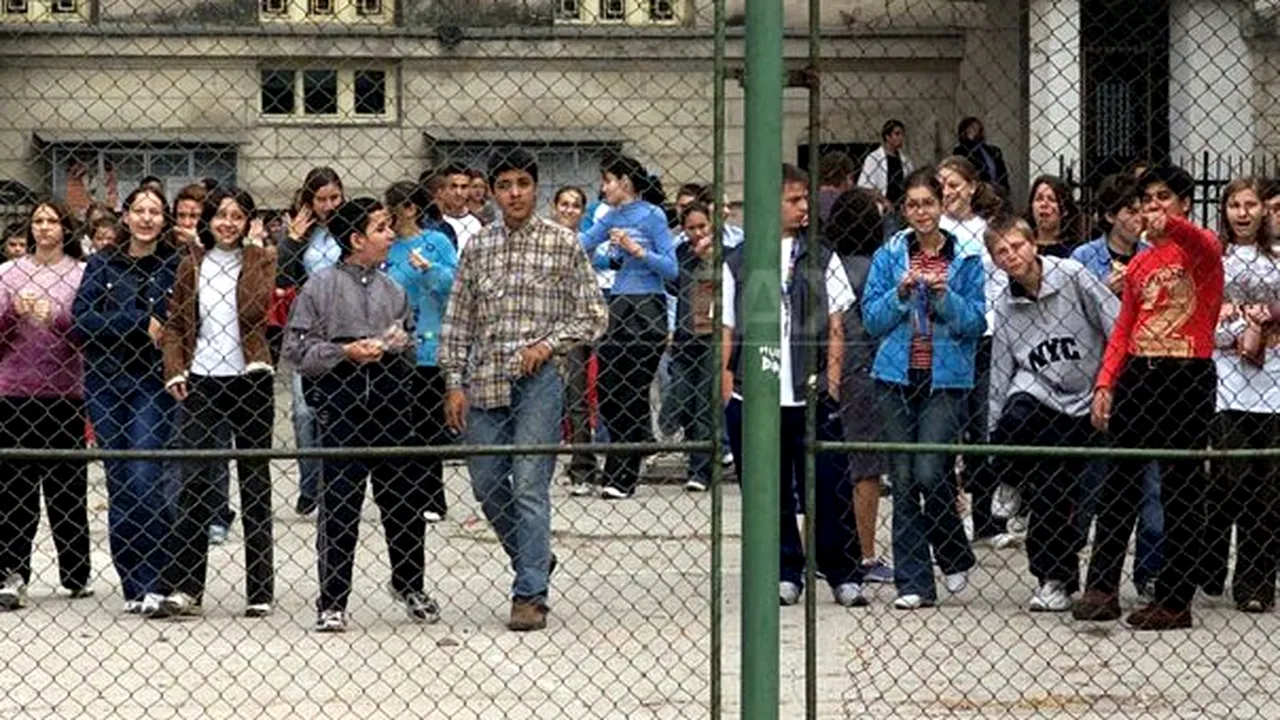 Peste 60 la sută dintre părinţi ar prefera să-şi trimită copii la studii în străinătate