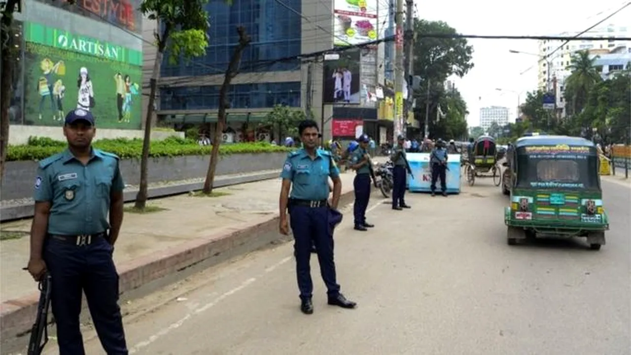 Atacuri cu arme de foc şi luare de ostatici în capitala Bangladeshului. În zonă sunt misiuni diplomatice - VIDEO