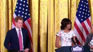 Prinţul Harry, primit la Casa Albă de Michelle Obama, la ceaiul soţiilor de militari - VIDEO