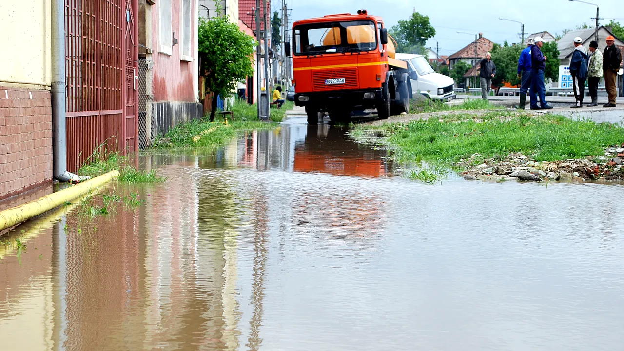 Cluj: 14 familii izolate în satul Cerbeşti şi peste 600 de gospodării inundate în urma ploilor