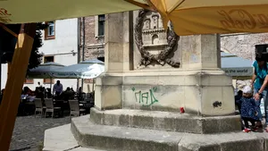 Cluj: Obeliscul Carolina a fost vandalizat. Primăria urmează să sesizeze Poliţia - FOTO