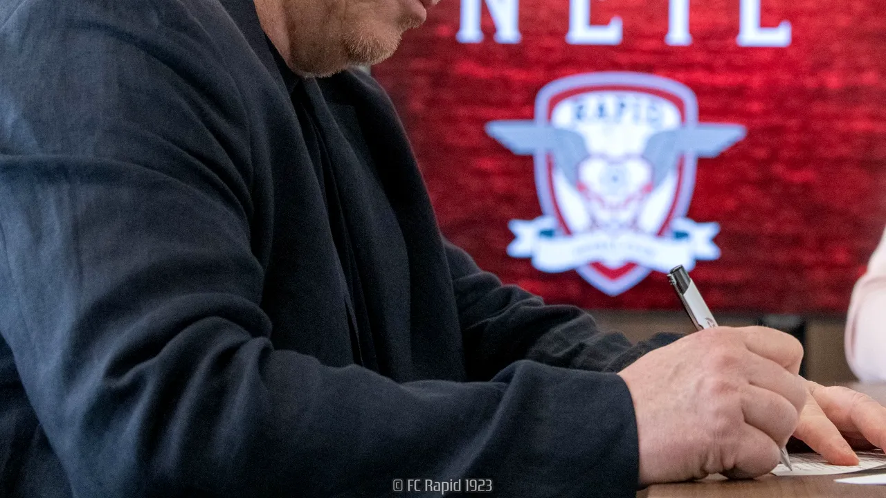 Neil Lennon a fost numit în funcţia de antrenor principal al echipei FC Rapid