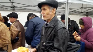 Ieşenii au format cozi imense pentru cele 5.000 de porţii de fasole şi cârnaţi | FOTO
