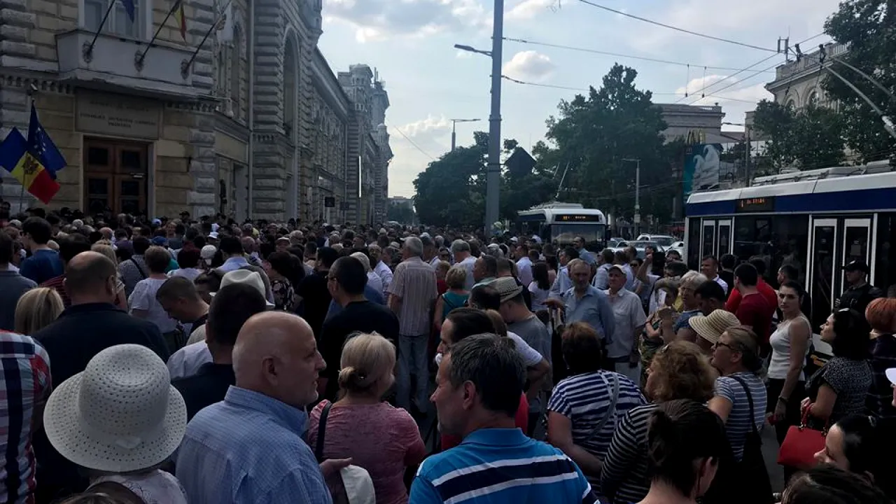 Protest de amploare la Chişinău faţă de nevalidarea rezultatelor alegerilor locale 