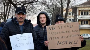 GALERIE FOTO, VIDEO Proteste pro şi antiguvernamentale în ţară. La Alba Iulia s-a cerut demisia preşedintelui, la Timişoara, Cluj Napoca şi Sibiu- demisia guvernului 