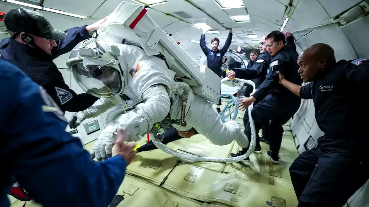 Noile costumele spaţiale de la NASA au trecut cu succes testul de gravitaţie zero