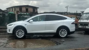 Maşină Tesla, supusă la testul şoselelor din Nigeria. Reacţii hilare după un moment inedit în trafic