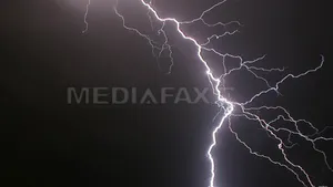 Harghita: Un tânăr a murit după ce a fost lovit de trăsnet, în timp ce se afla pe un câmp