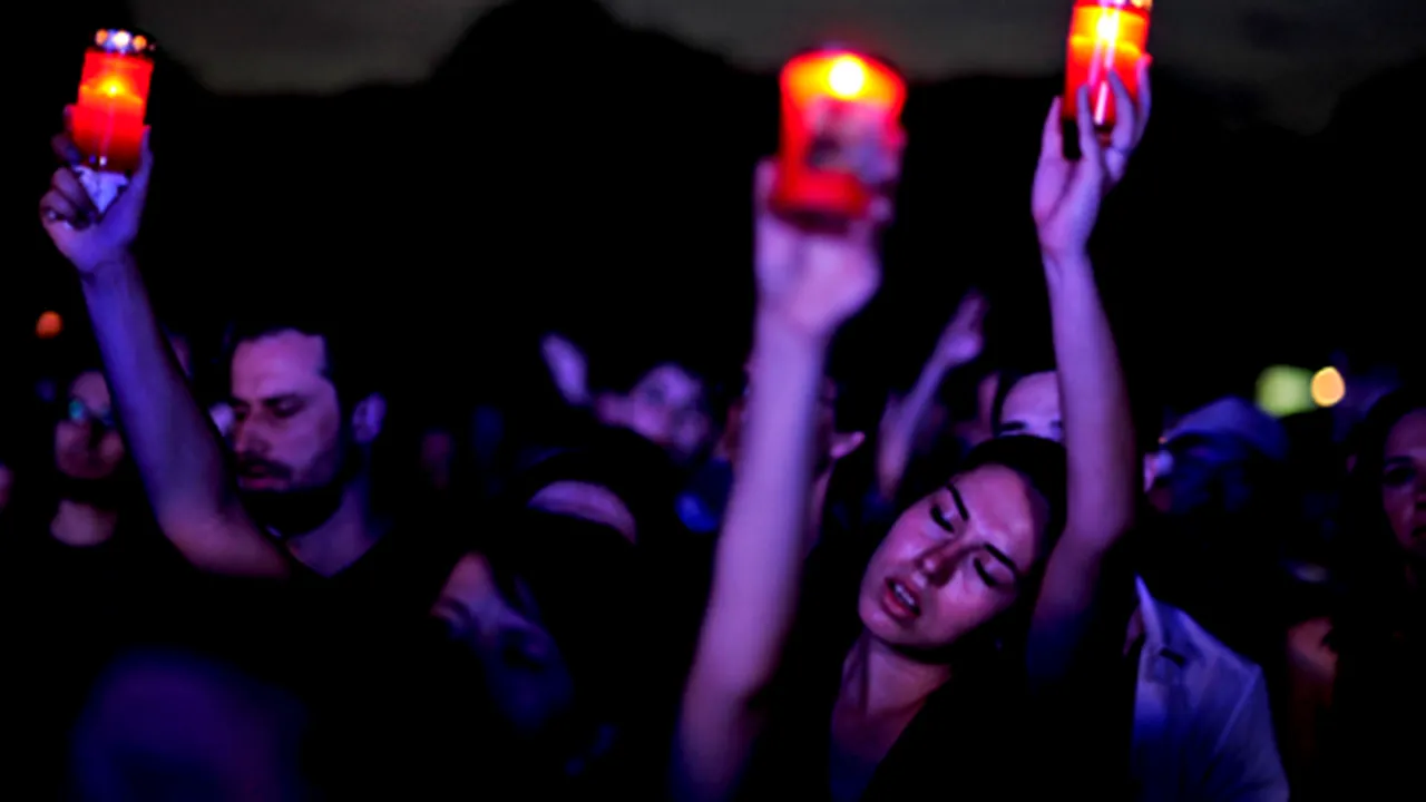 Fanii lui Michael Jackson urmăresc, în parcul Obor, ceremonia funerară a artistului