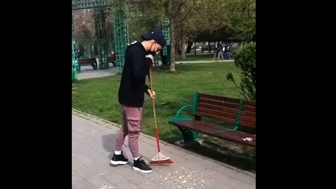 VIDEO Persoanele din Sectorul 5, care aruncă pe jos coji de seminţe, sunt puse să măture 