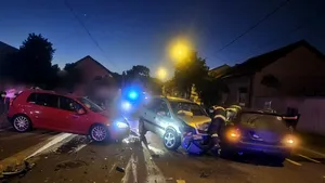 Accident rutier cu trei maşini în Oradea. O femeie a ajuns la spital