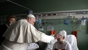 Papa Francisc este în vizită la un spital din Roma unde se află copii din Ucraina VIDEO