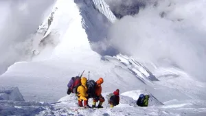 Un alpinist clujean a cucerit vârful Manaslu (8.156 m) din Himalaya - FOTO