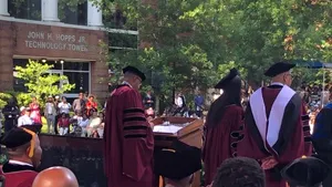 Gest generos din partea unui miliardar: Bărbatul le-a promis absolvenţilor unui colegiu că le va plăti toate datoriile | VIDEO