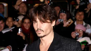 Johnny Depp, în rolul lui Roger Moore, într-un film biografic