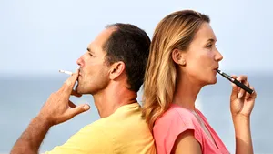 STUDIU: Ţigările electronice nu îi ajută pe fumători să renunţe la viciu pe termen lung