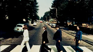 Fotografia în care The Beatles traversează Abbey Road în sens 