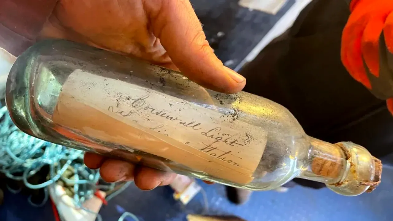 Mesaj vechi de 132 de ani, găsit într-o sticlă zidită în pereţii unui far din Scoţia