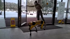 Robotul Spot pus să tragă cu arma. Creatorii lui au criticat evenimentul