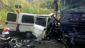 Trafic rutier blocat pe DN7, pasagerul unei dubiţe care a lovit un TIR a murit - FOTO