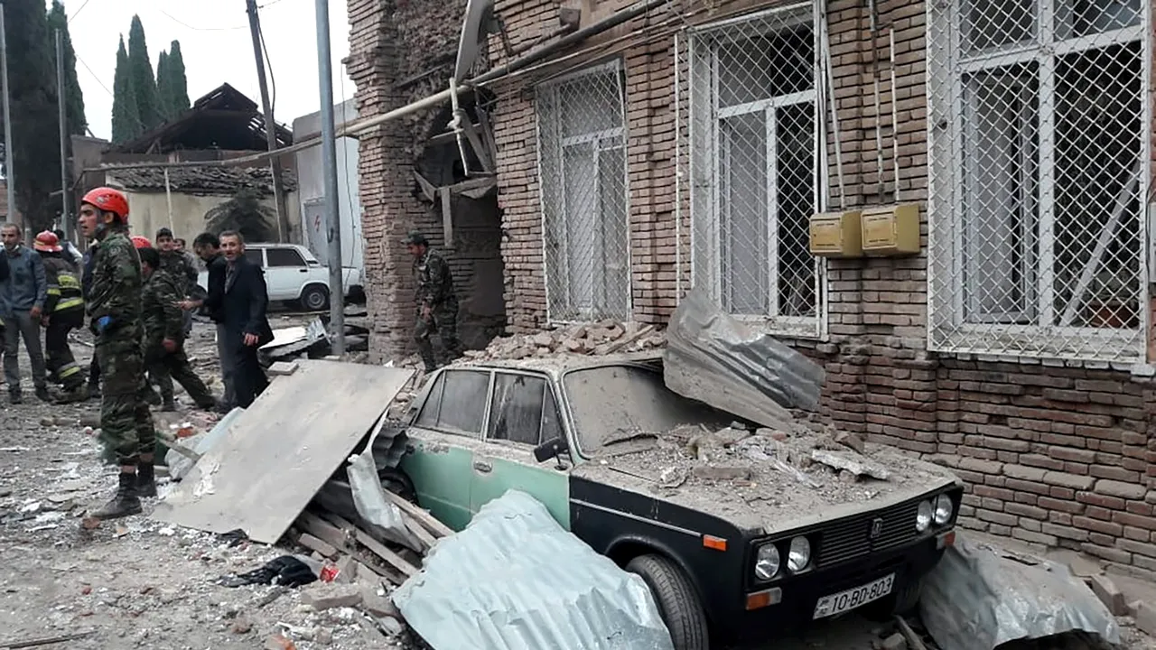 Conflictul din Nagorno-Karabah. Al doilea oraş ca mărime al Azerbaidjanului a fost atacat de forţele armene