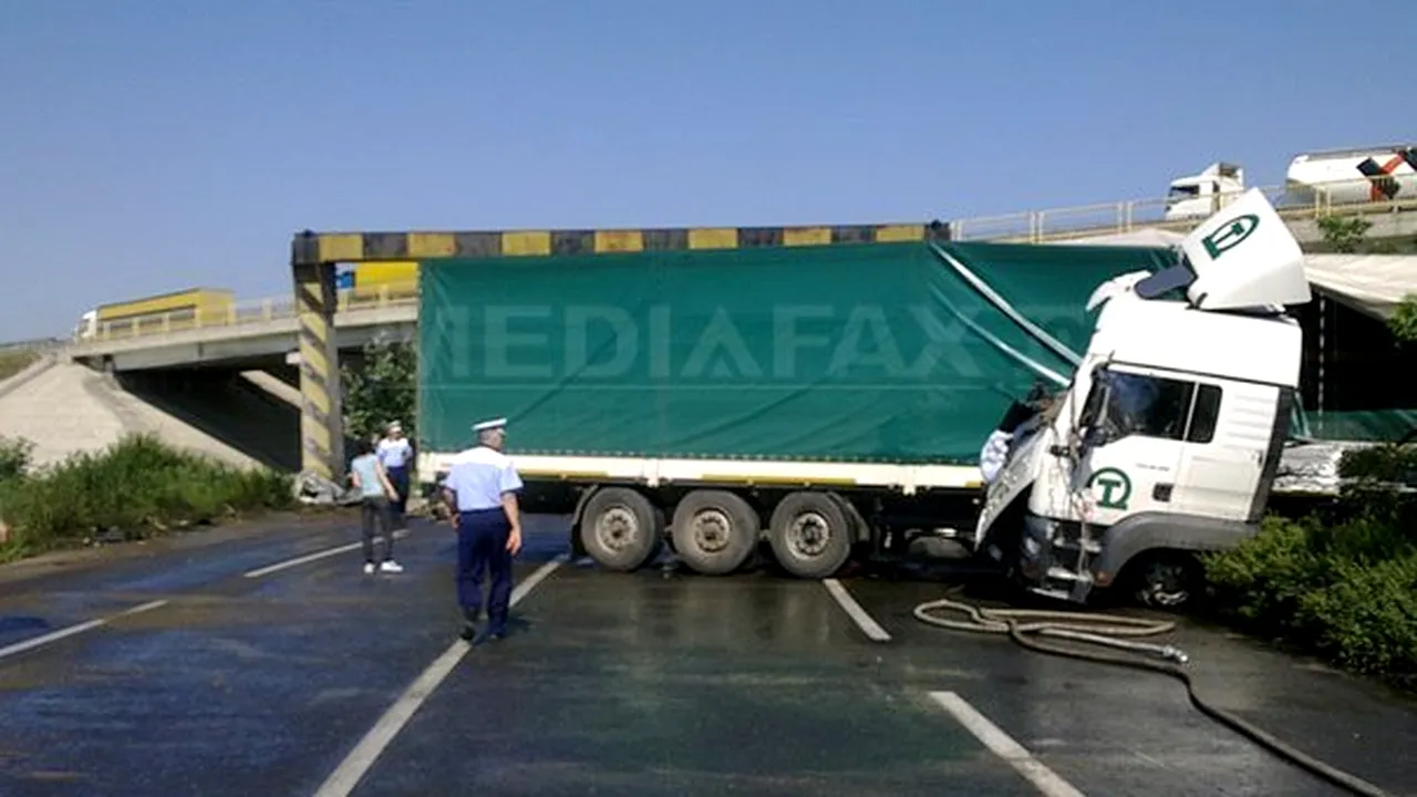 Sibiu: Un tir încărcat cu lemne s-a răsturnat pe DN 7, traficul se desfăşoară pe un singur sens